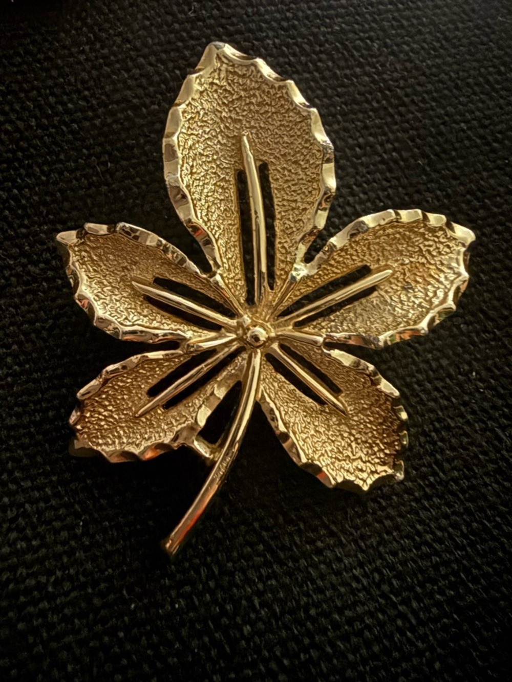 Sarah Coventry Vintage 1970s Gold Maple Leaf Brooch Pin Pristine Stamped